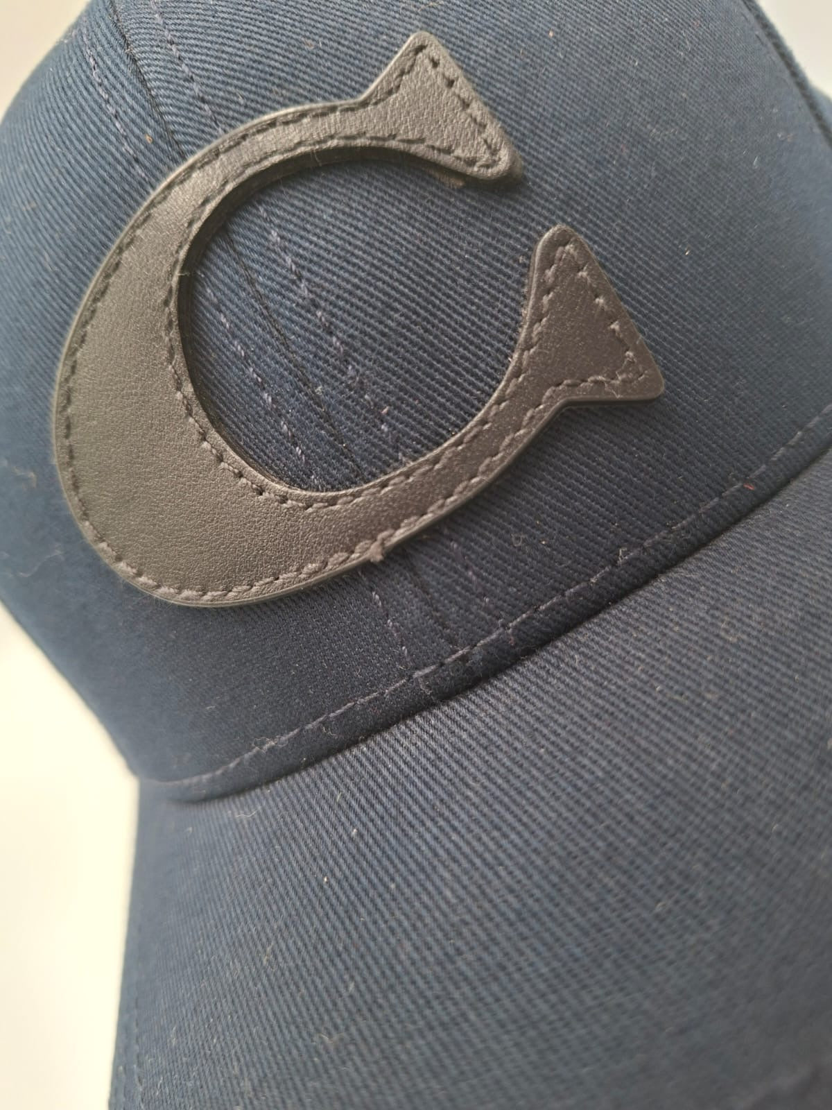 Gorra COACH de béisbol con parche de la inicial "C"