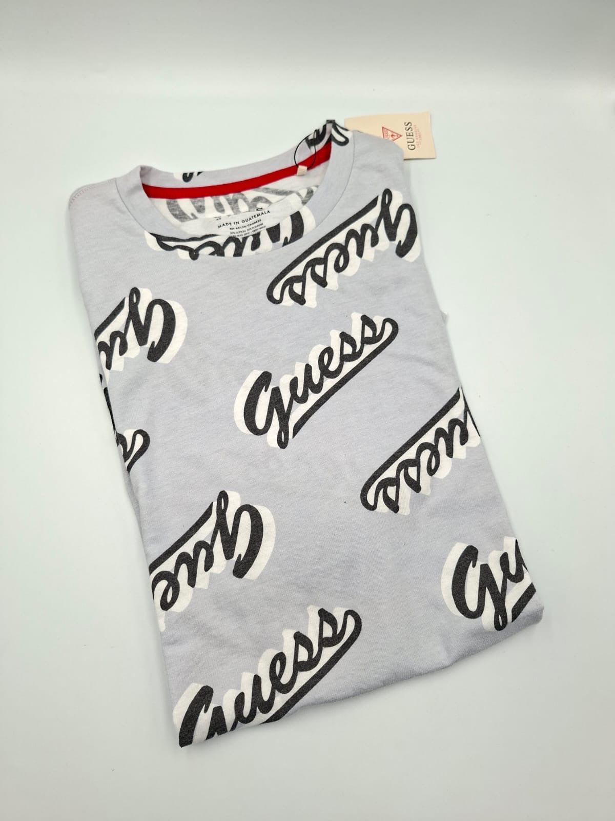Playera Guess All-Over Script Logo Tee