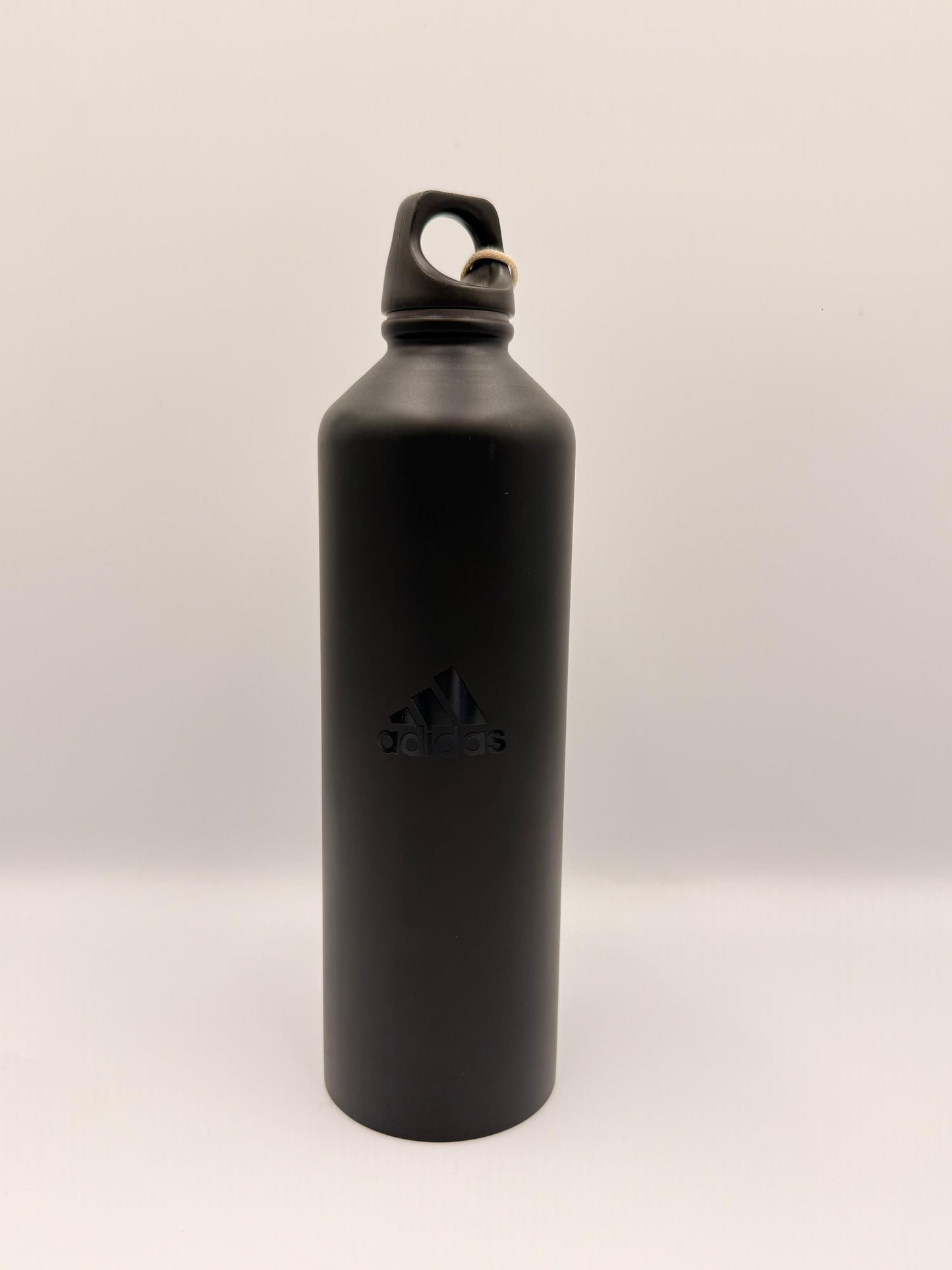 Adidas Botella de Acero 0.75 litros 
Color negro