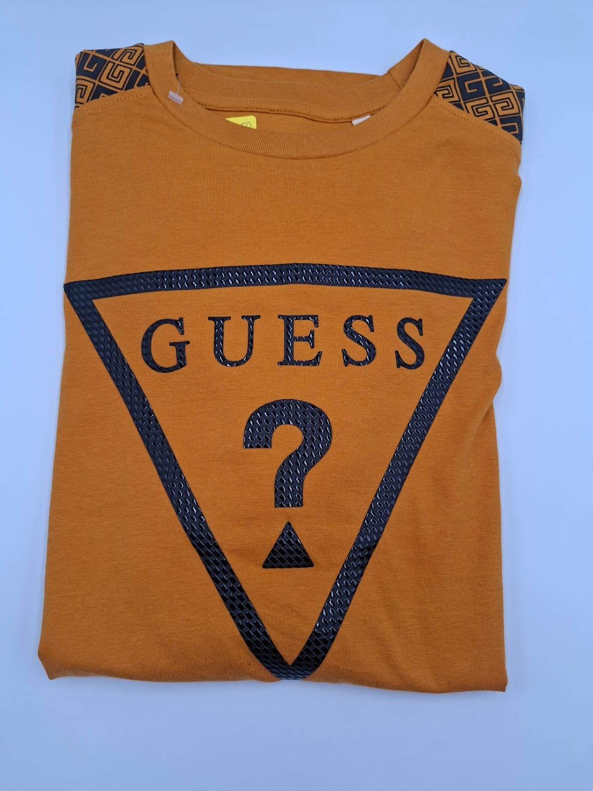 Playera Guess con Logotipo de Triángulo Texturizado y Detalles en los Hombros