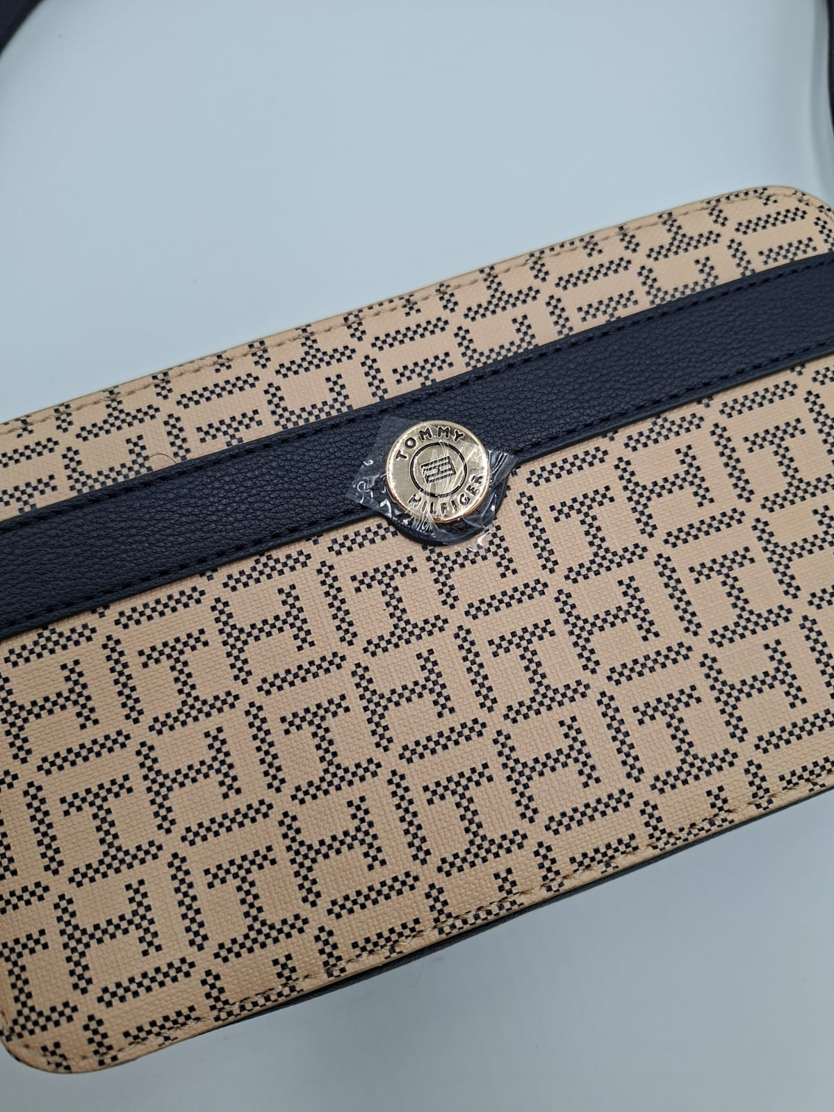 Tommy Hilfiger Camera Bag de la línea Monogram