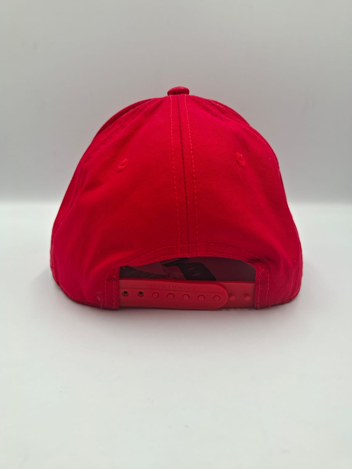 Gorra con logotipo bordado en relieve Armani Exchange (A|X)