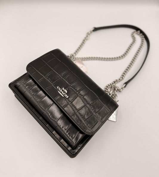 Coach Klare Crossbody en negro con textura de cocodrilo.